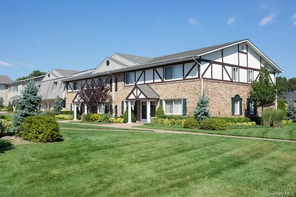 $2,405 | 90 Moonlight Walk, Unit 90, Holbrook, NY 11741