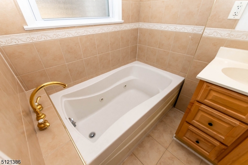 636 Valley Road Watchung, NJ 07069 - Photo 21 of 43 a bathroom with a tub