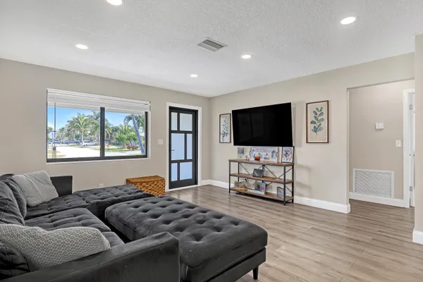 $2,950 | 1210 Skylark Lane, Lantana, FL 33462