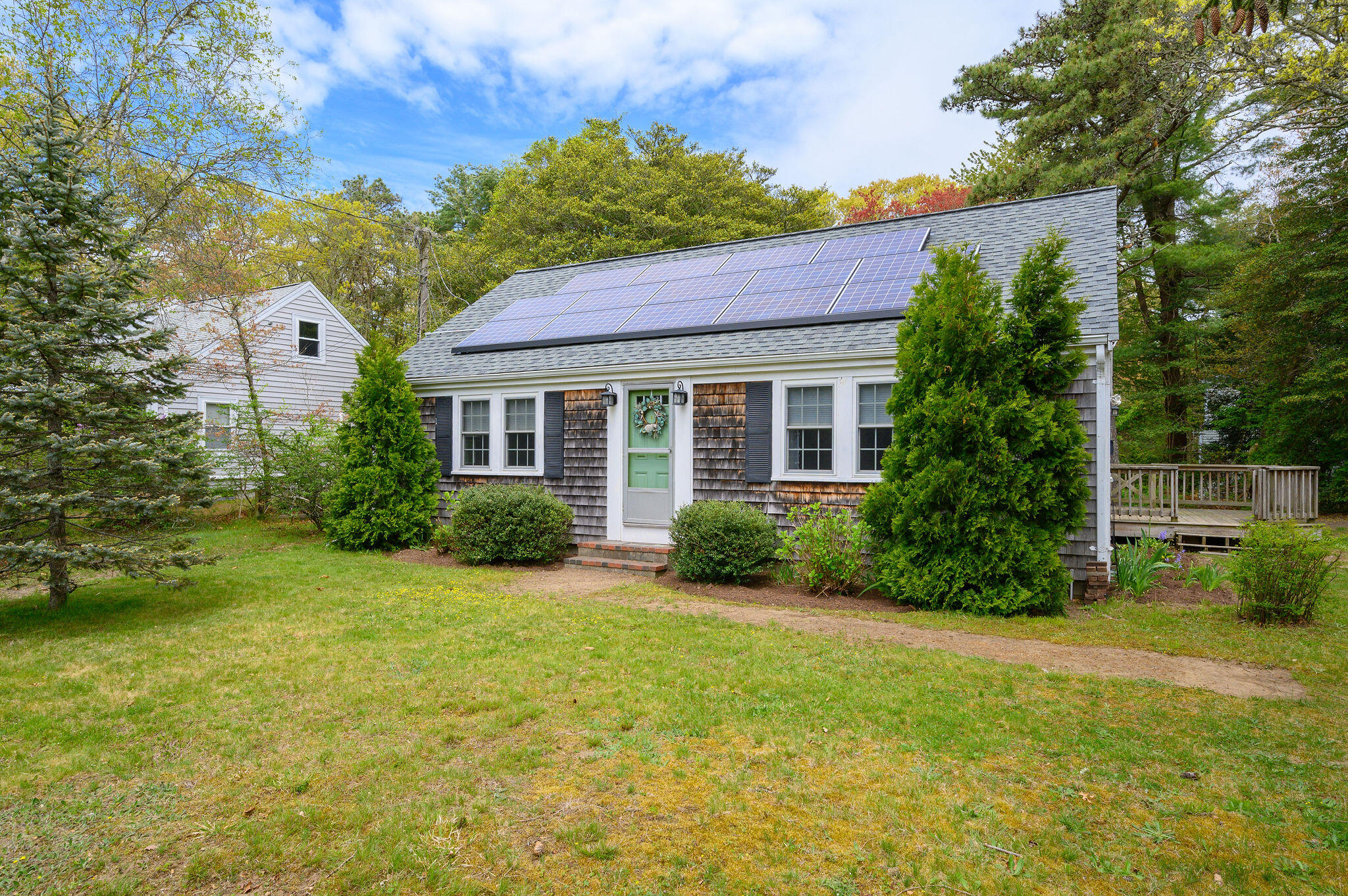 a view of a house with backyard and garden