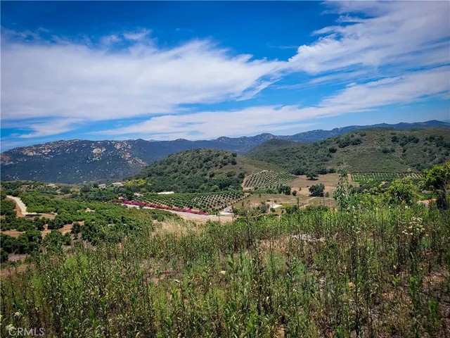 a view of a sky from a yard