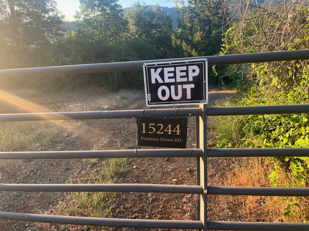 15244 Fountain House Road Dobbins, CA 95935 - Photo 5 of 23 a close up of a street sign