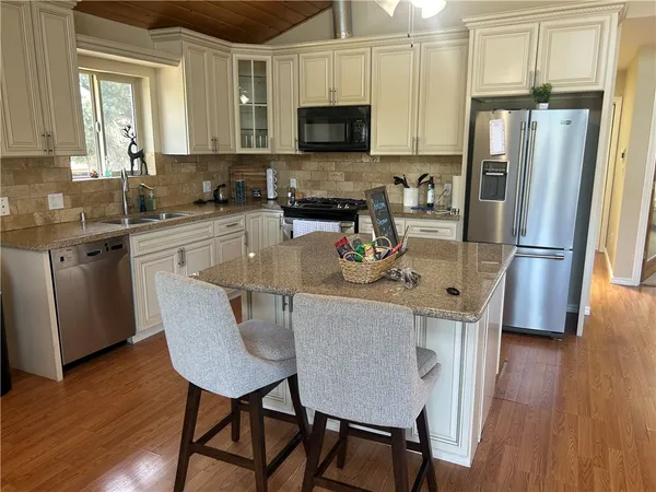 $2,300 | 15425 Live Oak Way, Pine Mountain Club, CA 93222