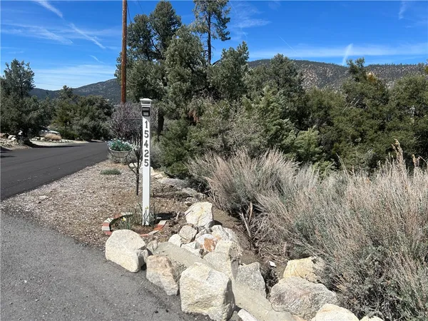 $2,300 | 15425 Live Oak Way, Pine Mountain Club, CA 93222