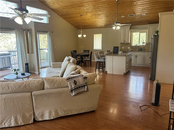 $2,300 | 15425 Live Oak Way, Pine Mountain Club, CA 93222