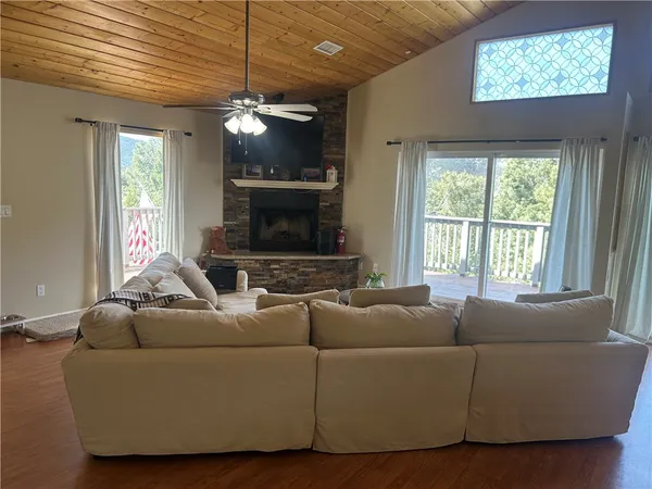 $2,300 | 15425 Live Oak Way, Pine Mountain Club, CA 93222