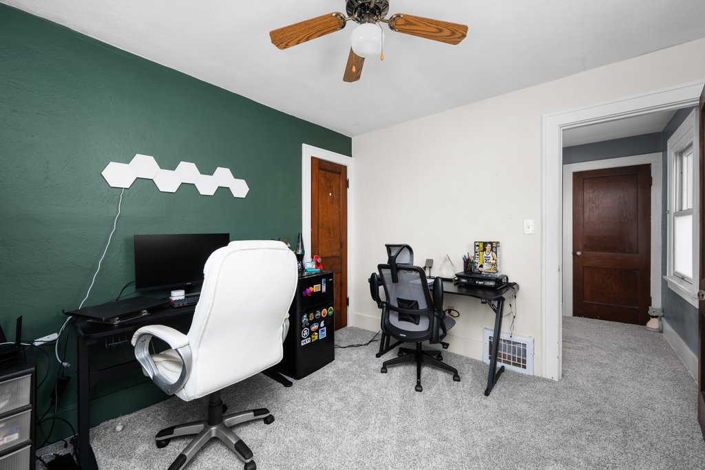 2545 18th Avenue A Moline, IL 61265 - Photo 18 of 28 a workspace with furniture and a window