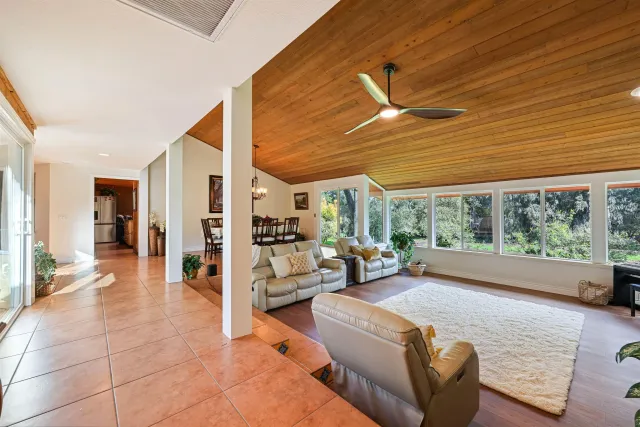 a view of livingroom with furniture and ceiling fan
