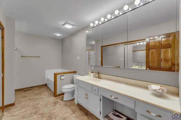 $550,000 | 9335 Southwest 61st Street, Auburn, KS 66402
