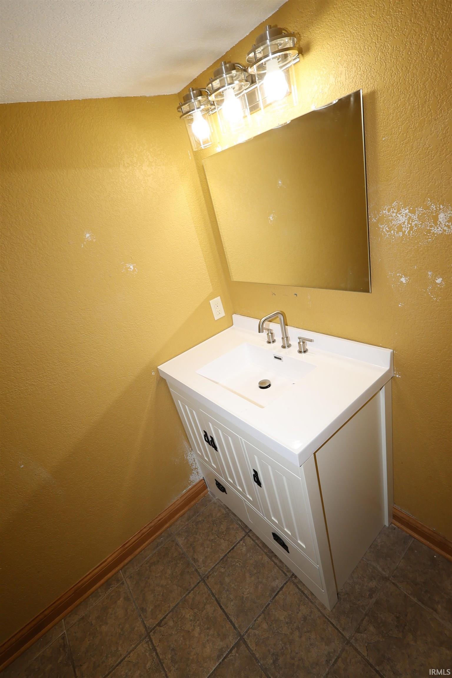 101 West Main Street Syracuse, IN 46567 - Photo 8 of 32