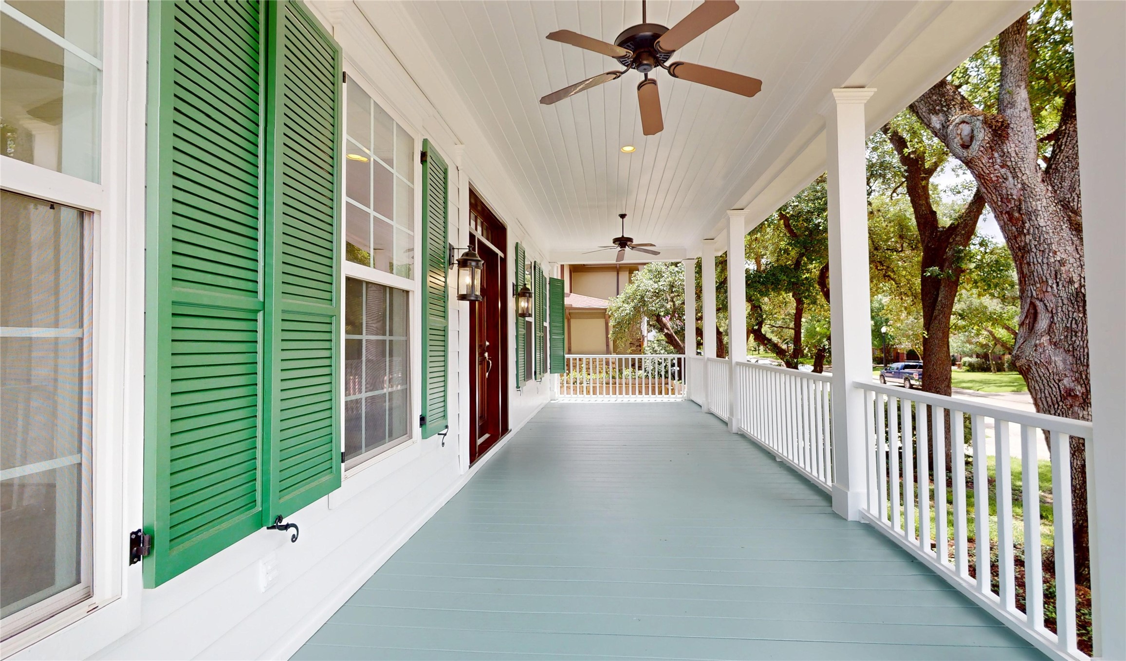 4050 Dumbarton Street Houston, TX 77025 - Photo 5 of 48 Welcoming expansive front porch, this home is ready for new owners and move in.