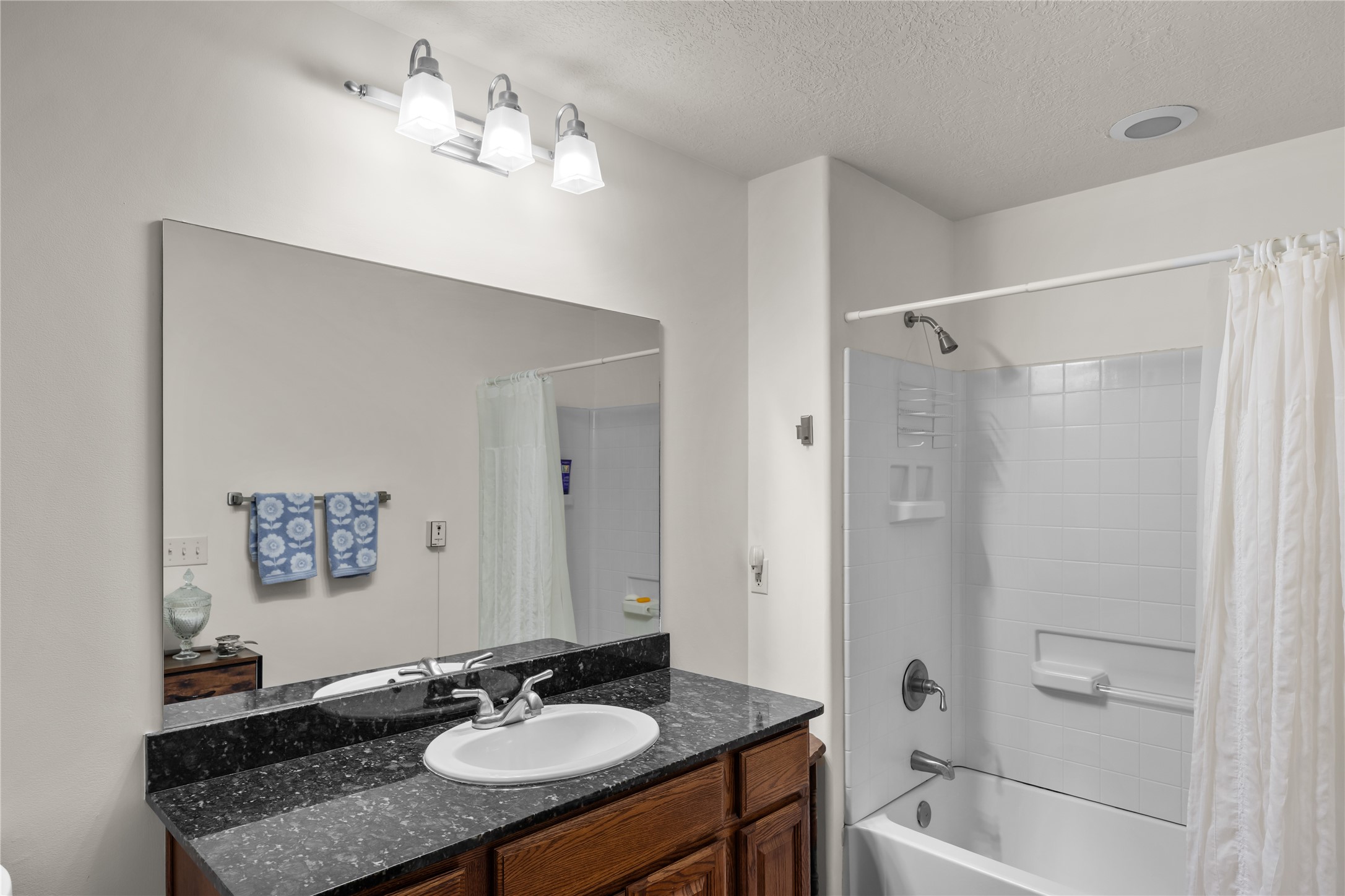 500 Rodeo Road, Unit 1212 Santa Fe, NM 87505 - Photo 11 of 16 Primary bathroom with tub/shower