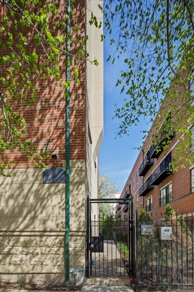 26 East 14th Place, Unit 15W Chicago, IL 60605 - Photo 2 of 36 a backyard of a house with lots of green space