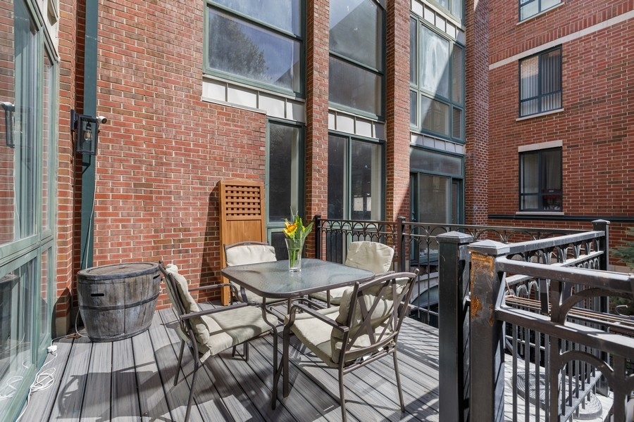 26 East 14th Place, Unit 15W Chicago, IL 60605 - Photo 17 of 36 a backyard of a house with table and chairs