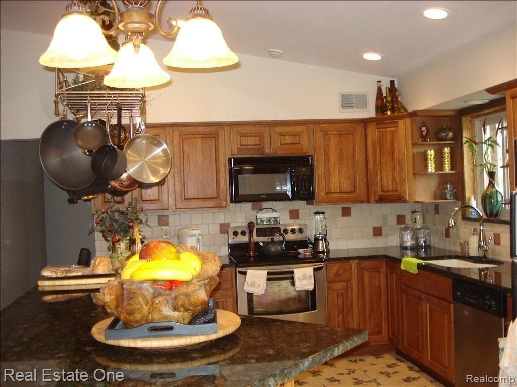 30271 Westgate Road Farmington, MI 48334 - Photo 4 of 12 Cooks Kitchen!!