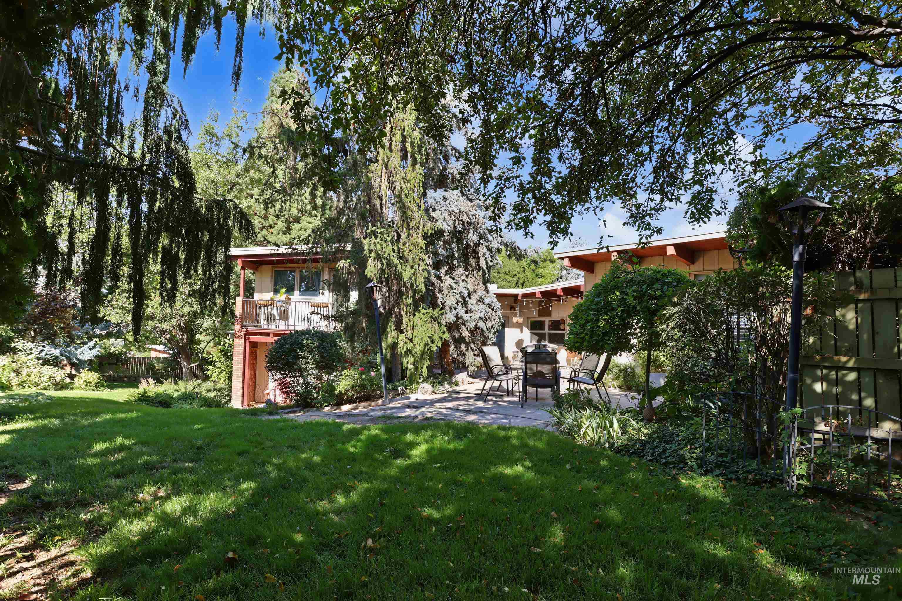 508 East Elm Avenue Parma, ID 83660 - Photo 45 of 50 Expansive lawn with mature trees and a stone patio