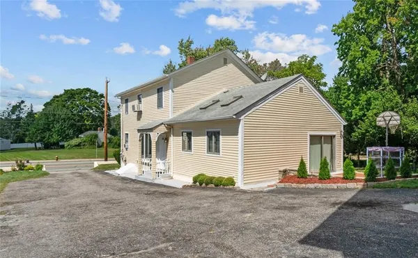$769,900 | 129 Simmonsville Avenue, Johnston, RI 02919