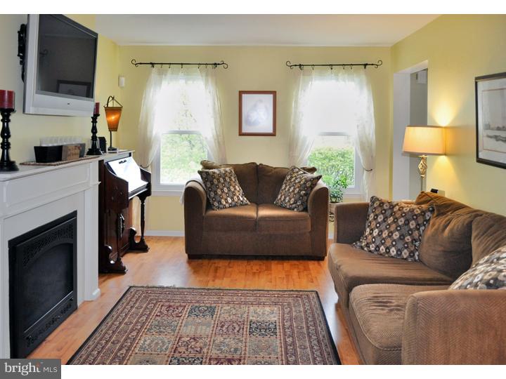 654 Melvin Road Telford, PA 18969 - Photo 2 of 17 Living Room