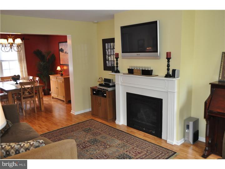 654 Melvin Road Telford, PA 18969 - Photo 3 of 17 Living Room