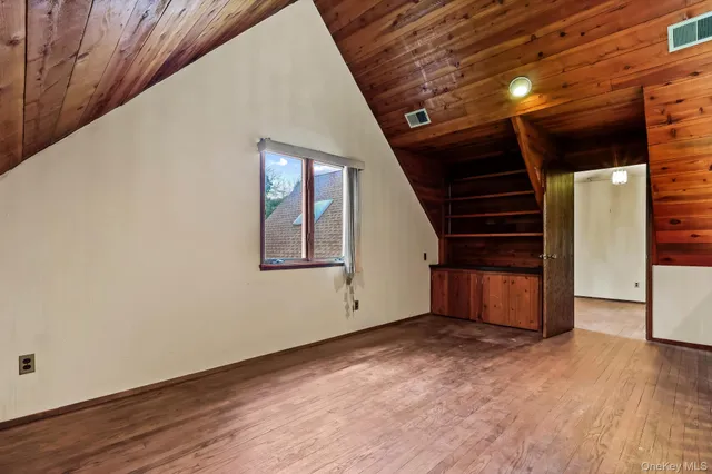 a view of a yard in front of house