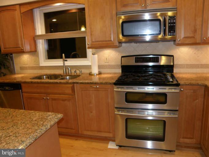 17303 Seneca Chase Park Road Poolesville, MD 20837 - Photo 5 of 30 Kitchen