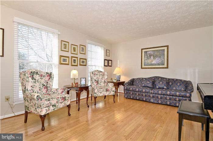 17303 Seneca Chase Park Road Poolesville, MD 20837 - Photo 10 of 30 Living Room