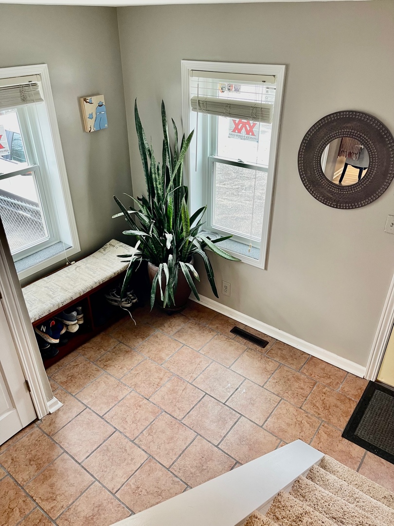 10N849 Rippburger Road Elgin, IL 60124 - Photo 15 of 36 a living room with furniture and a potted plant
