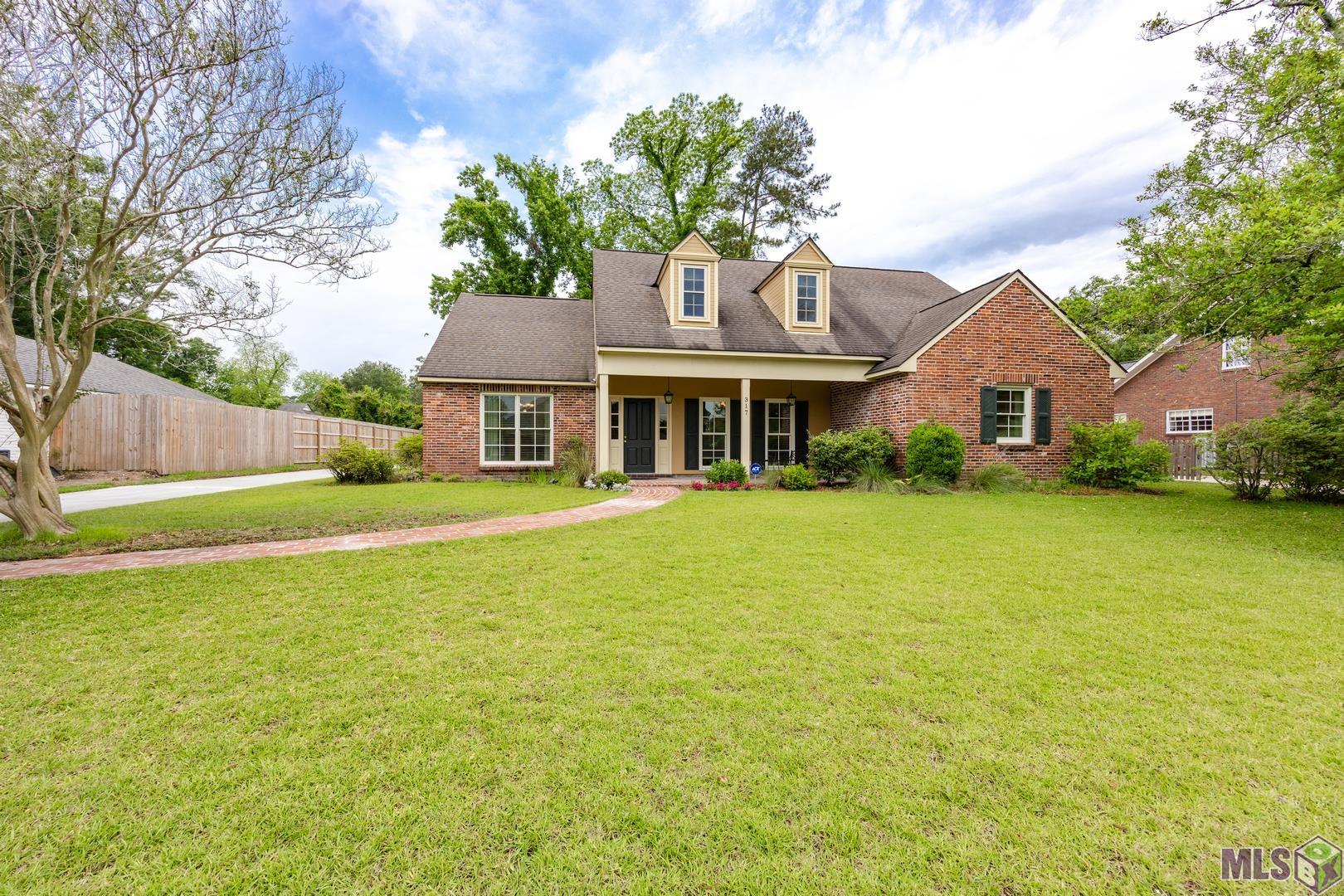 Welcome to 317 W Woodstone Ct