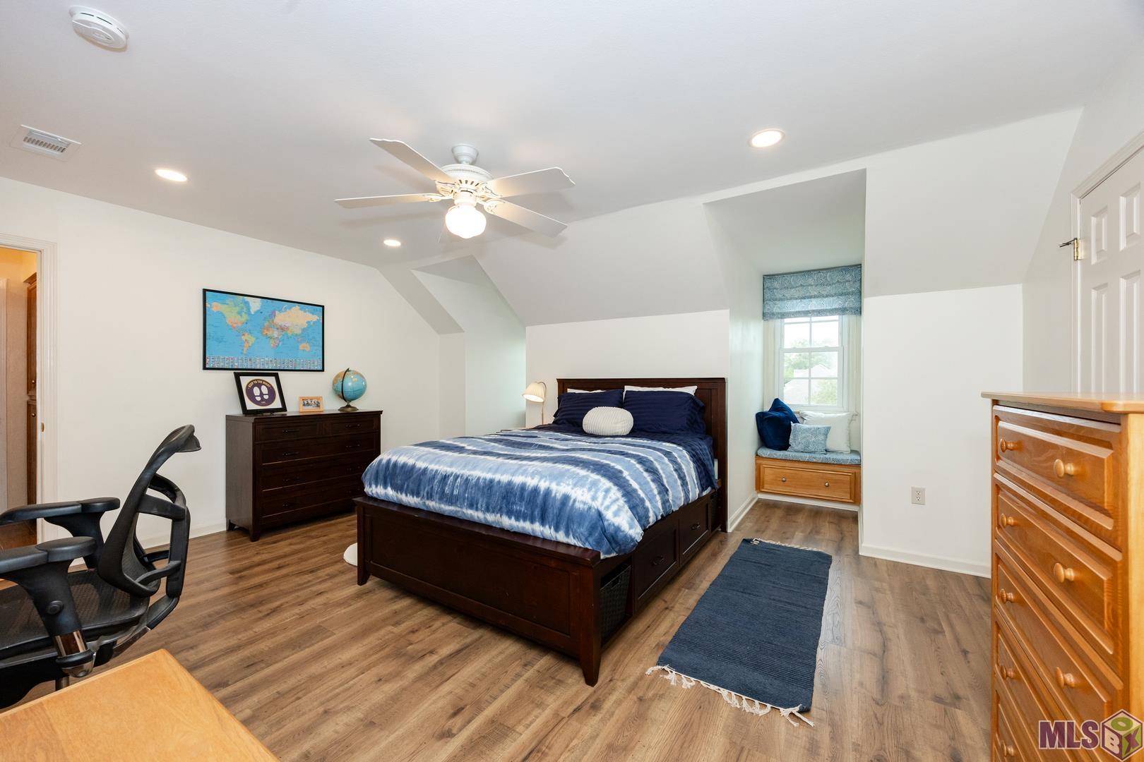 317 West Woodstone Court Baton Rouge, LA 70808 - Photo 31 of 48 Upstairs Bedroom with Window Seats