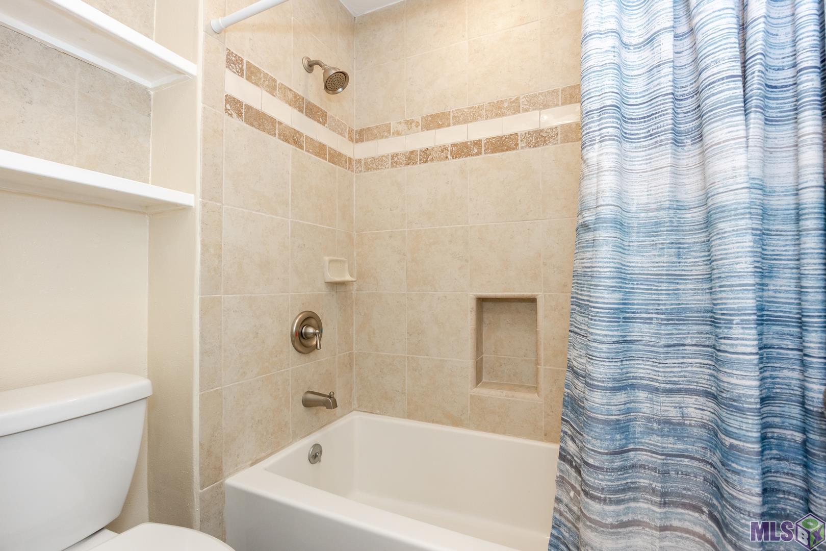317 West Woodstone Court Baton Rouge, LA 70808 - Photo 34 of 48 Tub/Shower/Toilet between upstairs bedrooms