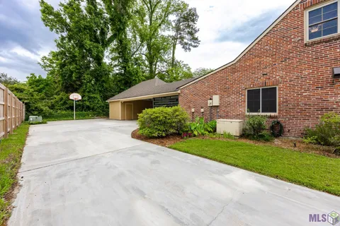 $599,900 | 317 West Woodstone Court, Baton Rouge, LA 70808