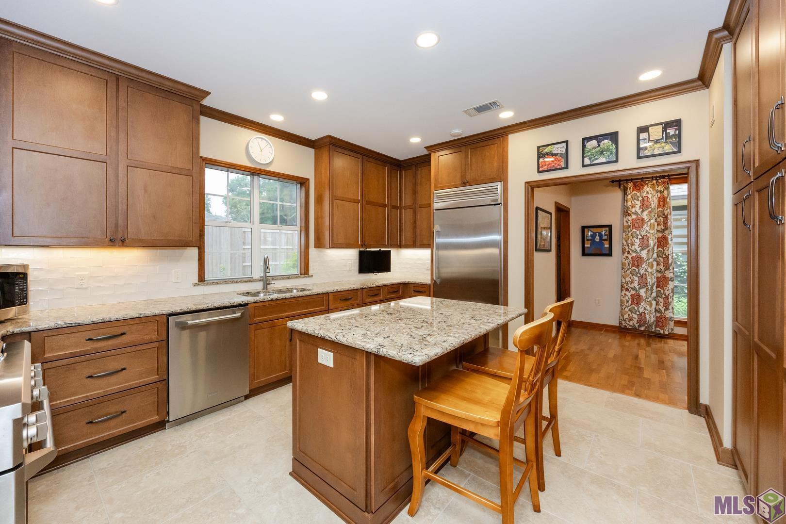 317 West Woodstone Court Baton Rouge, LA 70808 - Photo 6 of 48 Warm and Inviting Kitchen