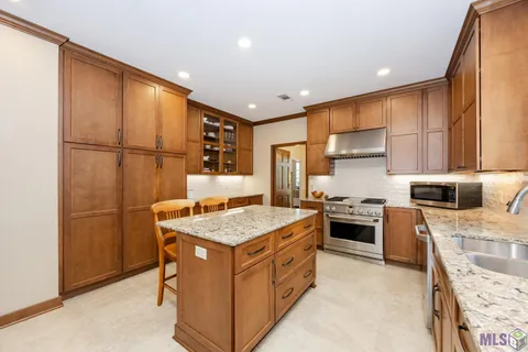 $599,900 | 317 West Woodstone Court, Baton Rouge, LA 70808
