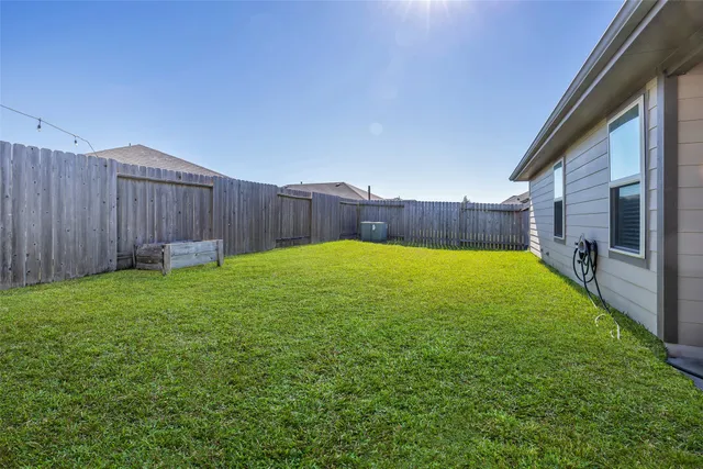 a view of a back yard