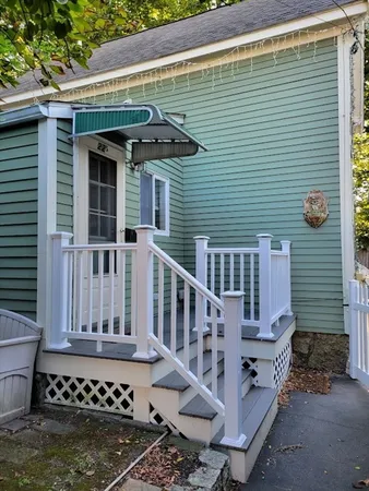 $2,200 | 22 1/2 Reynard Street, Gloucester, MA 01930