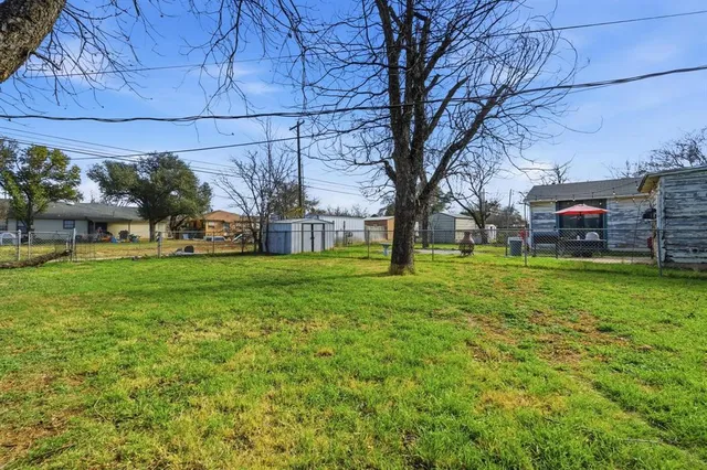 a view of yard with tree s