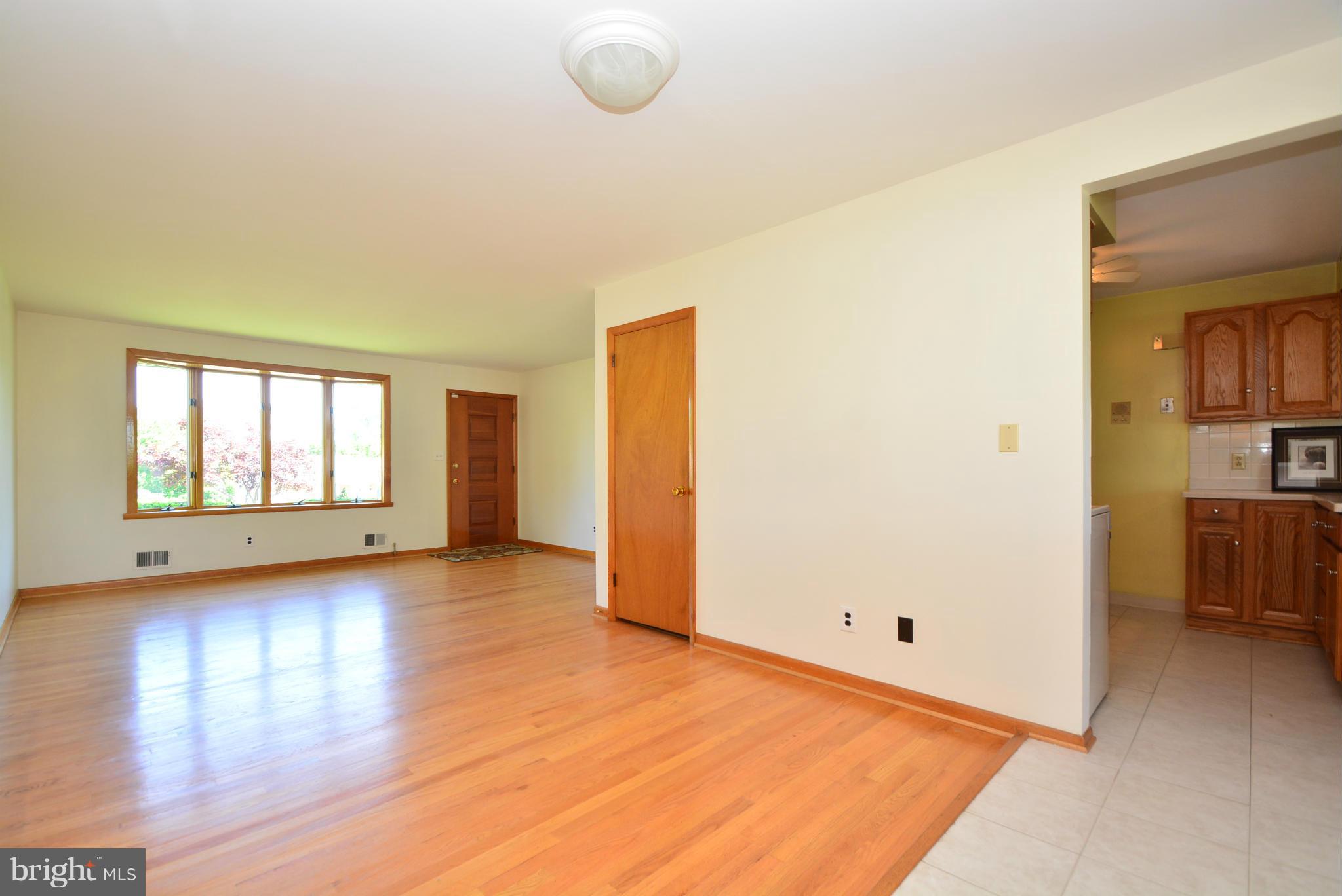 4211 Mispillion Road Baltimore, MD 21236 - Photo 9 of 30 Living Room