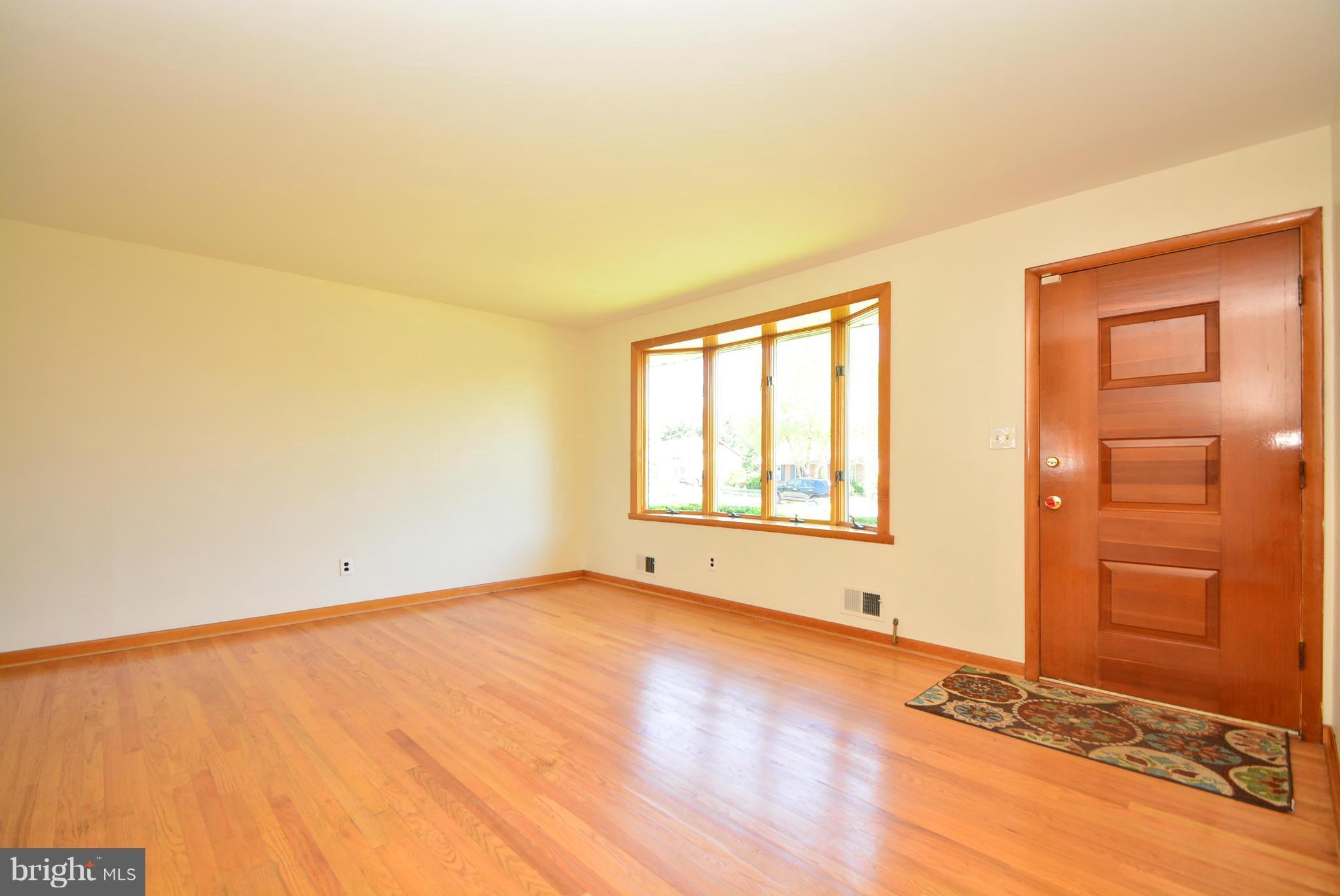 4211 Mispillion Road Baltimore, MD 21236 - Photo 10 of 30 Living Room