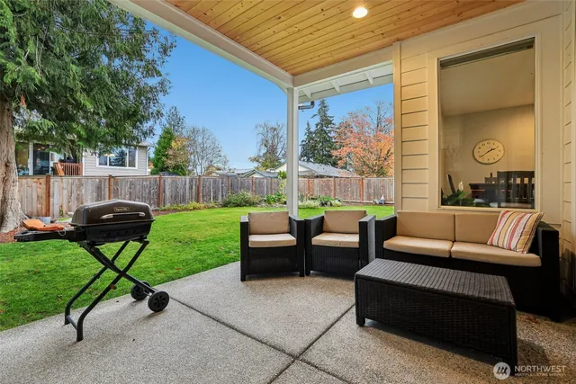 a view of a back yard