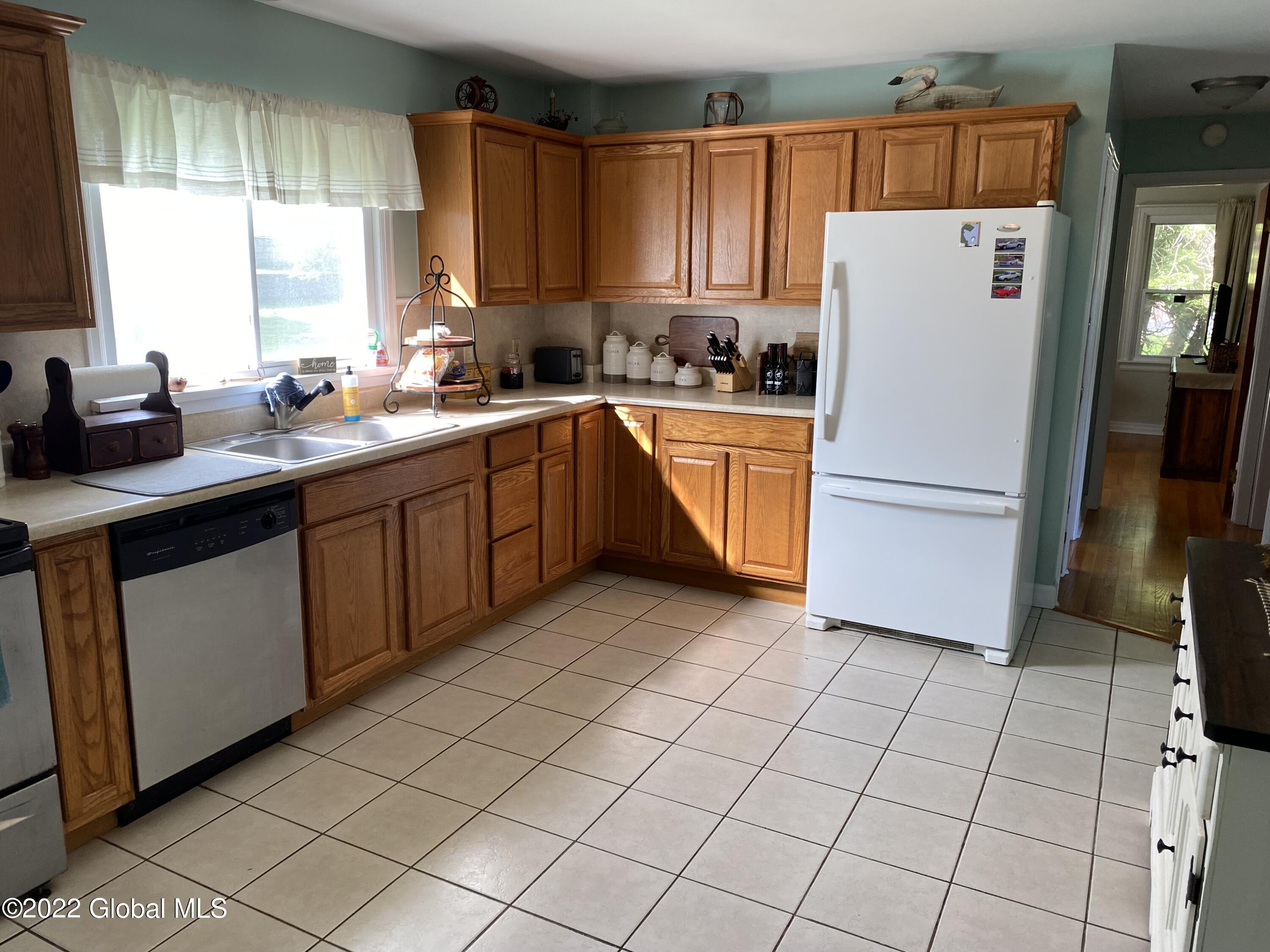 2105 Rosa Road Schenectady, NY 12309 - Photo 11 of 15 IMG_1424