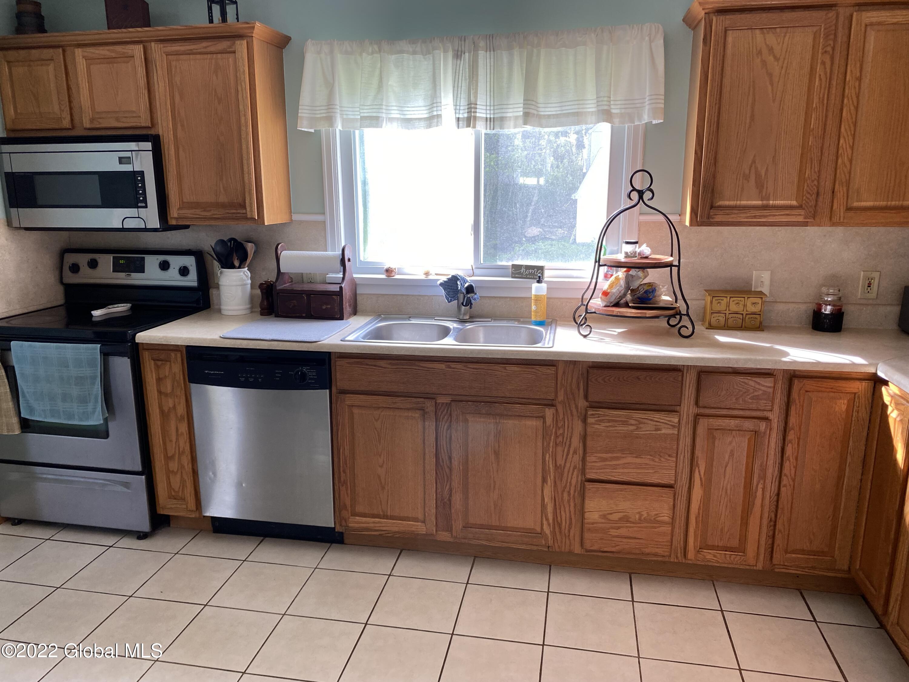 2105 Rosa Road Schenectady, NY 12309 - Photo 12 of 15 IMG_1426