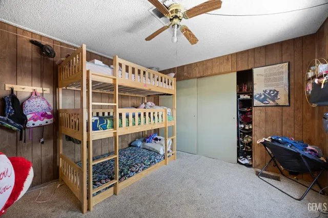 a view of entryway with a livingroom