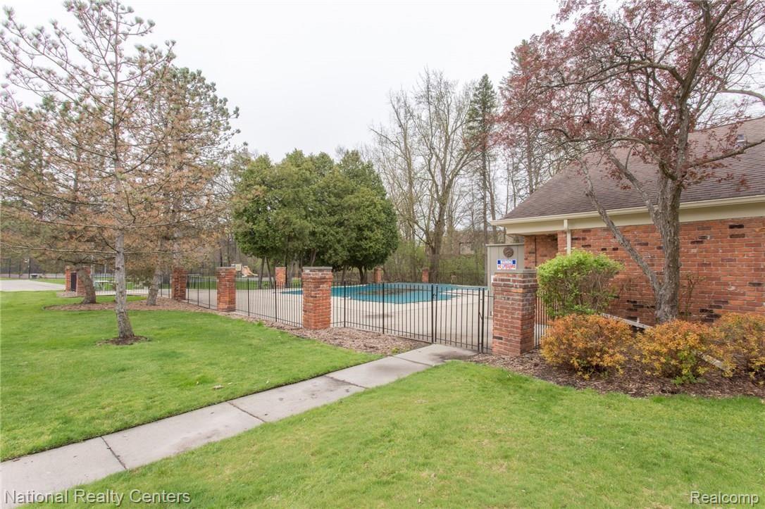 1418 Crescent Lane, Unit 345 Rochester, MI 48306 - Photo 23 of 25 31.jpg