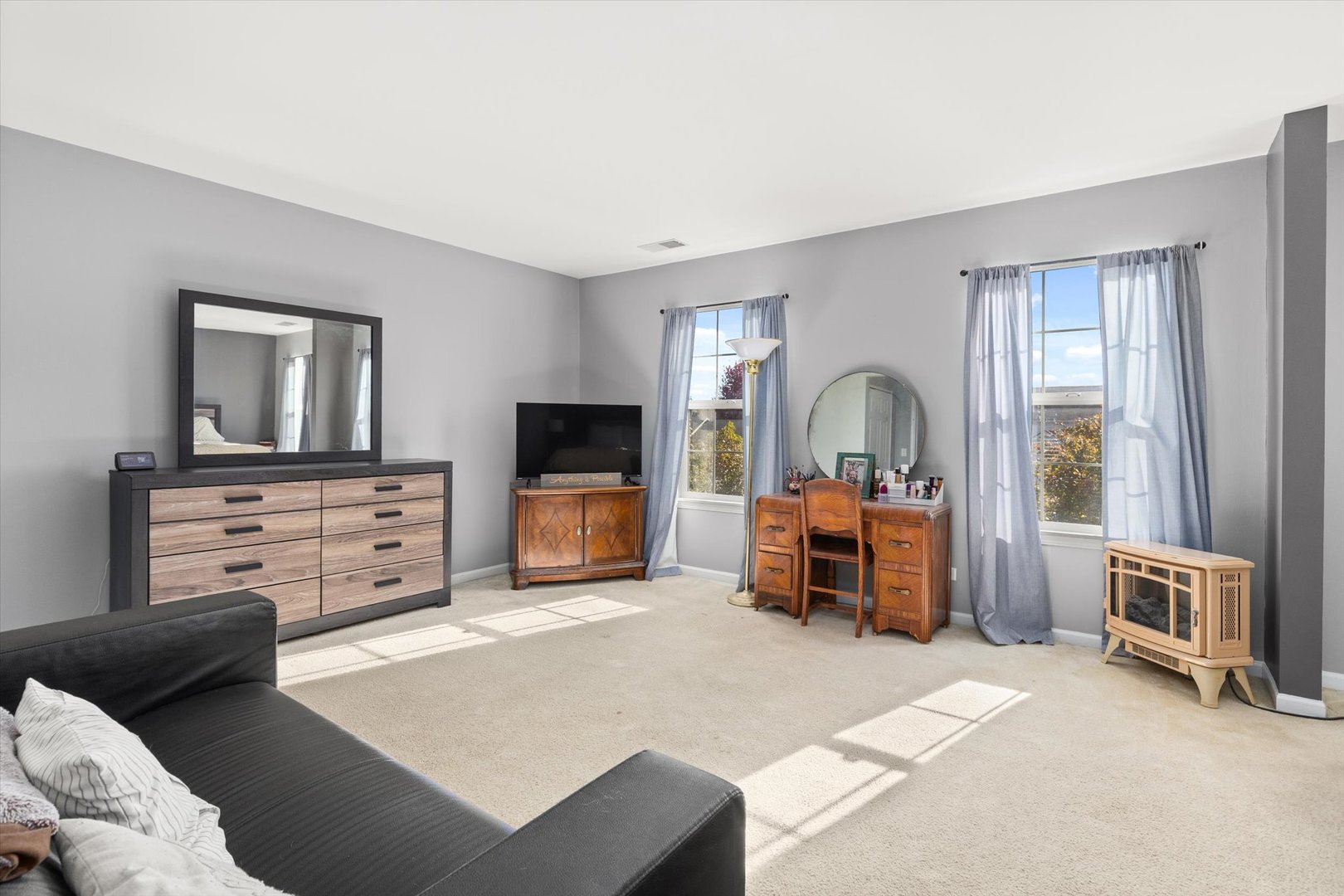 2267 Margaret Drive Montgomery, IL 60538 - Photo 22 of 35 a living room with furniture and a flat screen tv