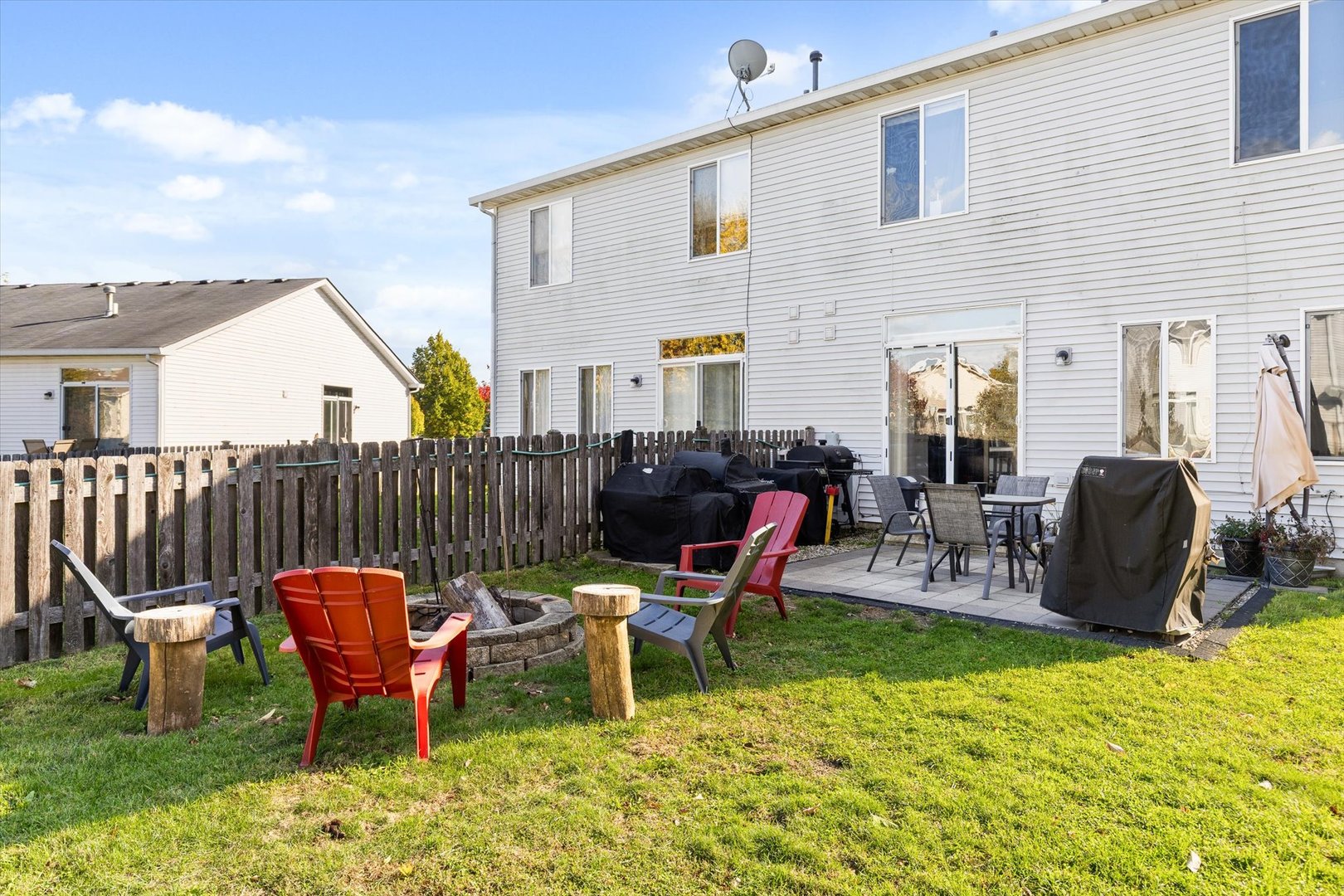 2267 Margaret Drive Montgomery, IL 60538 - Photo 30 of 35 a patio with table and chairs