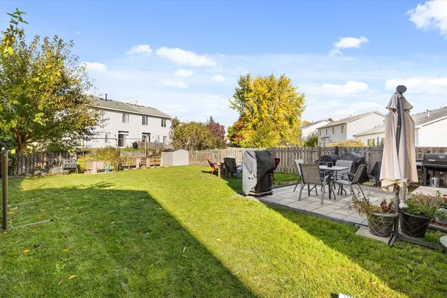 a view of an house with backyard and garden
