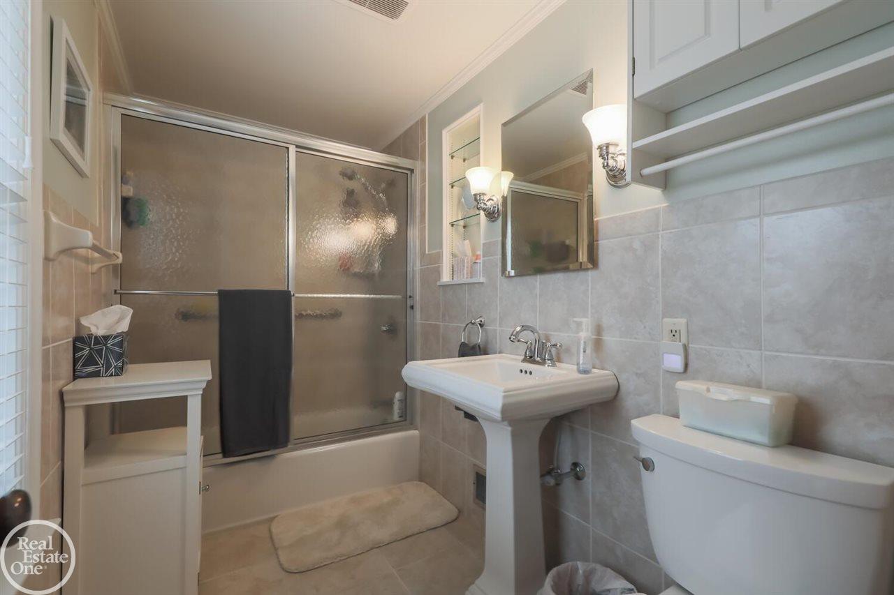 1560 Torrey Road Grosse Pointe, MI 48236 - Photo 21 of 35 50066940-20.JPG
