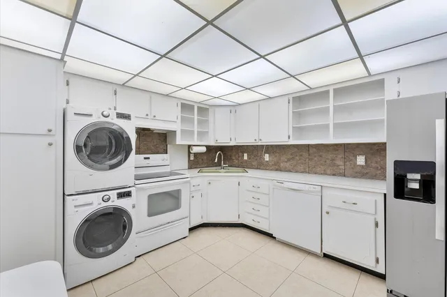 $395,000 | 501 Southwest 11th Place, Unit 418, Boca Raton, FL 33432