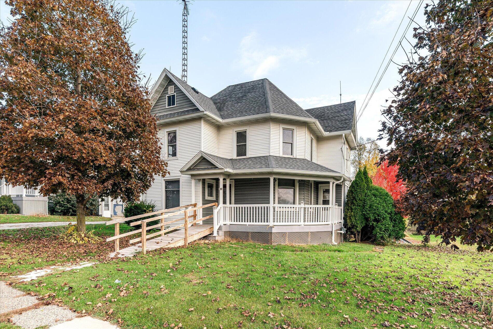 01-400 N Main St Patch Grove-09325