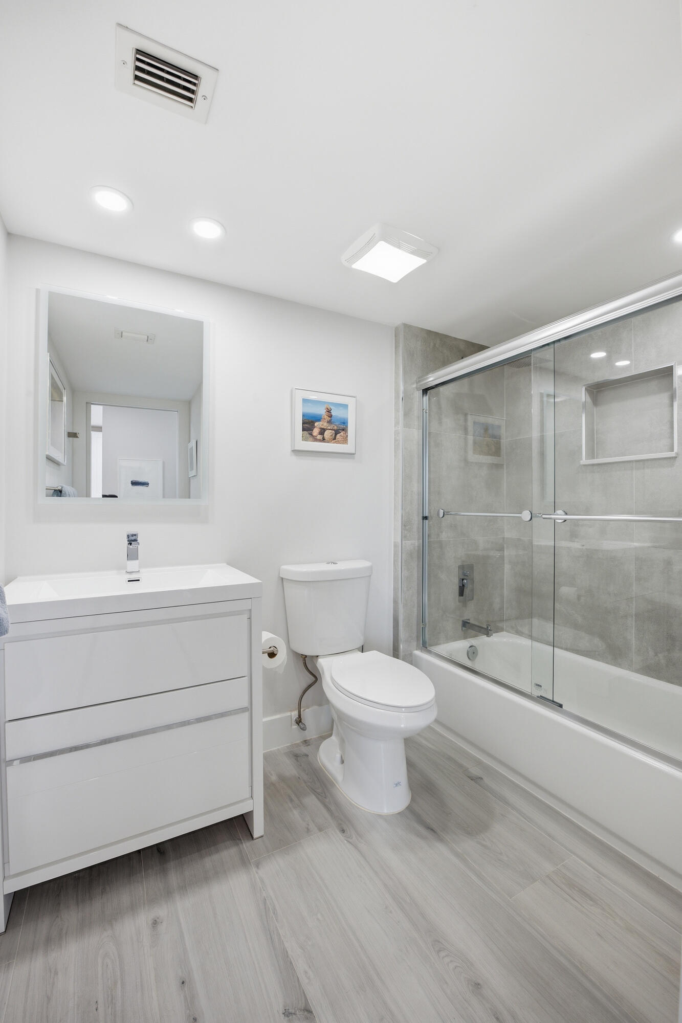 7768 Lakeside Boulevard, Unit 515 Boca Raton, FL 33434 - Photo 31 of 55 Guest Bath